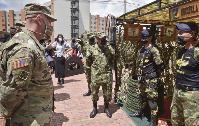 Brig. Gen. Douglas Lowrey, commander of U.S. Army Security Assistance Command, meets with Colombian Escuela de Asalto Aéreo (aerial assault) commandos during day 4 of a key leader engagement with the Colombian Army at the Canton Norte base in Bogota, Colombia, 8 April 2021. Brig. Gen. Lowrey, and members of his staff, visited several sites to see the impact of U.S. security assistance and foreign military sales, in support of the Colombian military in defending their country from counter-narcotic and terrorist threats. (U.S. Army photo by Richard Bumgardner)