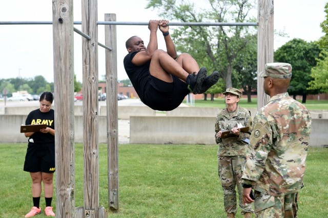 Master Sgt. Desmond J. Eskridge, Operations Non-commissioned Officer, 85th U.S. Army Reserve Support Command, performs a leg tuck during a diagnostic Army Combat Fitness Test, July 10, 2021. The U.S. Army expects to fully implement the ACFT in 2022, replacing the 40-year old Army Physical Fitness Test.   
(U.S. Army Reserve photo by SSG Erika F. Whitaker)