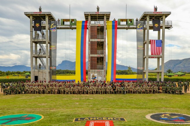 U.S. Army and Colombian army paratroopers stand in front of the Lancero School air assault platform, July 30, 2021, at Tolemaida Air Base, Colombia. The U.S. and Colombian armies exchanged airborne badges during the closing ceremony of the six-day Dynamic Force Employment airborne exercise, also known as Exercise Hidra II, between the U.S Army and Colombian joint military. (U.S. Army photo by Pfc. Joshua Taeckens) 