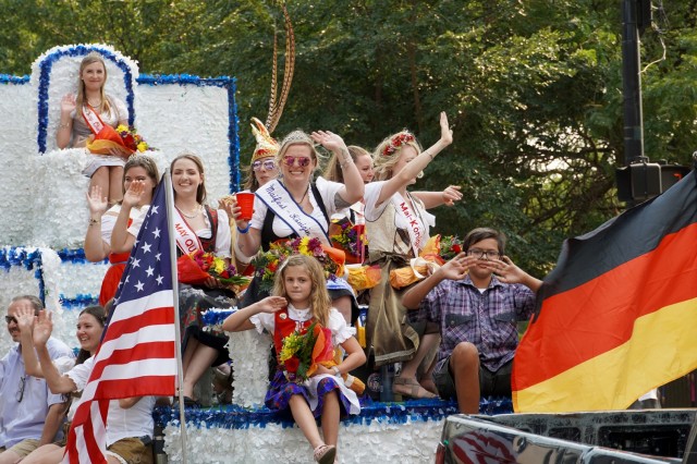 Former Maifest float queens wave to onlookers during Chicago’s 55th Annual Steuben Parade, September 11, 2021. The United German American Societies of Greater Chicago sponsored the parade that showcased more than 40 marching units and floats from various community and ethnic organizations.
(U.S. Army Reserve photo by Capt. Michael J. Ariola)