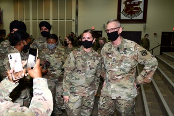 U.S. Army CAC Commander visits MEDCoE