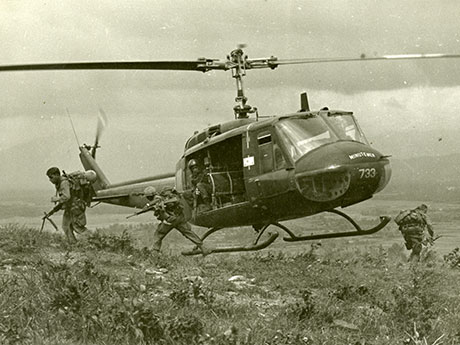 176th Aviation Company Huey Helicopters drop off 101st Airborne Soldiers during Operation Wheeler, 1967. Operation Wheeler took place shortly after Operation Malheur I, which then-Maj. Charles Kettles took part in. (Photos courtesy of U.S. Army Heritage and Education Center, Vietnam War Photograph Collection)